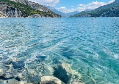 Entre lacs et montagnes dans les Hautes-Alpes - Lac de Serre-Ponçon ©yenbui.fr