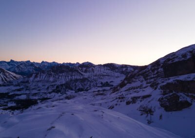 Premières lueurs du lever du jour sur les sommets du massif du Dévoluy, prises au drone depuis le domaine skiable un matin de décembre en 2021