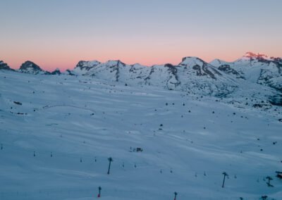 Premières lueurs du lever du jour sur les sommets du massif du Dévoluy, prises au drone depuis le domaine skiable un matin de décembre en 2021